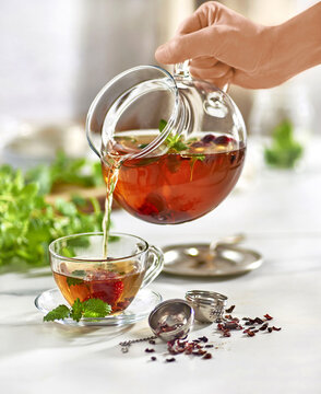 Świeżo parzona herbata serwowana z przezroczystego czajniczka