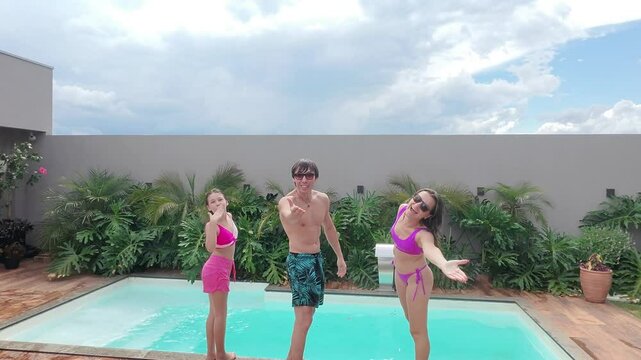fam&iacute;lia pula em piscina nas f&eacute;rias de  ver&atilde;o 