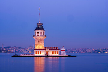 Fototapeta premium Istanbul's Maiden's Tower at Twilight, Majestic Silhouette. A captivating view of Istanbul's Maiden's Tower at twilight. The iconic Maiden's Tower (Leander's Tower) in Istanbul, Turkey
