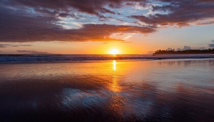Naklejka premium costa rica reflection of the sunset in the water of the pacific ocean