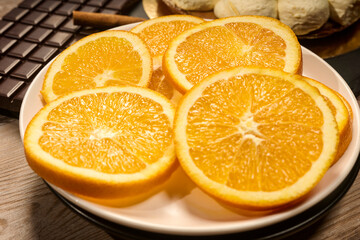 Tranches d'oranges coupés dans une assiette en gros plan