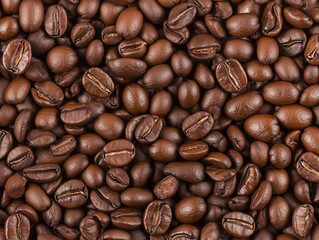 Obraz premium Aromatic Brown Coffee Beans Piled Up in a Close-Range Shot
