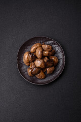 Obraz premium Grilled champignon mushrooms with salt, spices and herbs