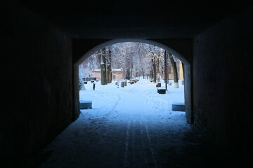Obraz premium Experience the enchanting winter landscape visualized through a beautiful archway