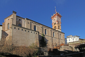 la chiesa di San Sebastiano a Cavalese, col caratteristico campanile (Trentino)