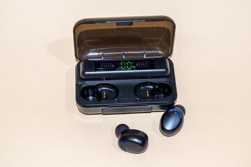 Fototapeta premium Cascos inalámbrico para escuchar música en privado.