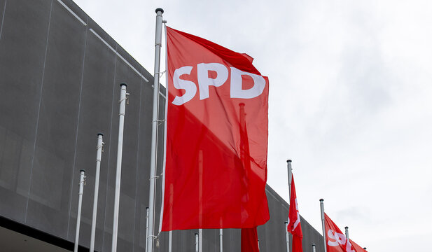 SPD Fahne im eiskalten Wind vor dem Veranstaltungsgeb&auml;ude des Parteitages.