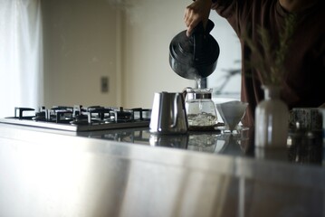 沸かしたお湯をコーヒーポットに注ぐところ
