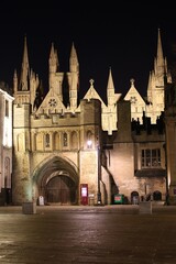 Obraz premium Great Gate, Peterborough, by night, with the Cathedral behind.