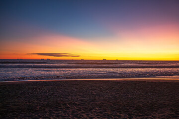 Los barcos están en el horizonte