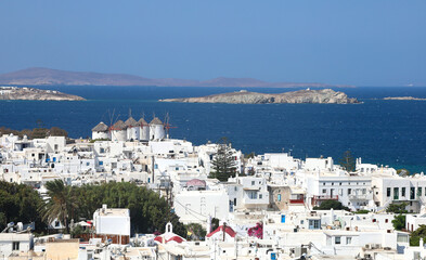 Obraz premium Mykonos view with white-walled buildings overlooking the mediterranean sea.
