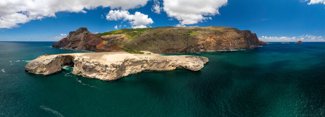 Magnifique vue a&eacute;rienne de l'ile de UA HUKA dans l'archipel des marquises en polyn&eacute;sie francaise dans l'archipel des marquises 