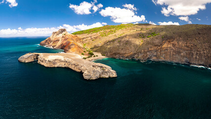 vue a&eacute;rienne de la magnifique plage de sable blanc Hatuana dans l'ile de UA HUKA  dans l'archipel des marquises en polyn&eacute;sie francaise dans l'archipel des marquises