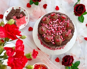 Valentinstag Torte Schokoladen Torte mit roten und rosa Herzen vegane Schoko Torte romantisch Jahrestag Liebe