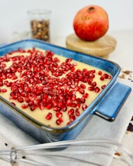 Granatapfel und Vanille Pudding Dessert in Auflaufform Käsekuchen Schichtdessert
