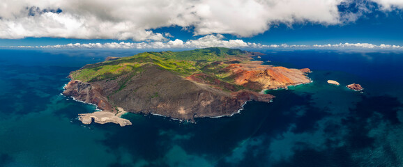 Magnifique vue a&eacute;rienne de l'ile de UA HUKA dans l'archipel des marquises en Polyn&eacute;sie francaise 