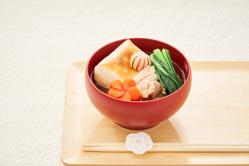 伝統的な関東風お雑煮 – 角餅と清汁を使った具だくさんの美味しそうなお雑煮