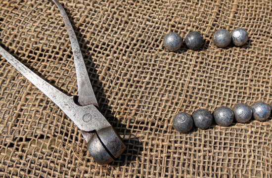 lead balls and bullet mold for muzzleloading rifle