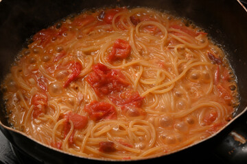 調理中のツナとミニトマトのパスタ