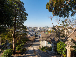 Obraz premium 神社から見下ろす街の風景