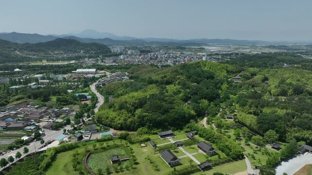 한국 담양에 위치한 죽림원이라는 공원의 아름다운 대나무숲의 모습