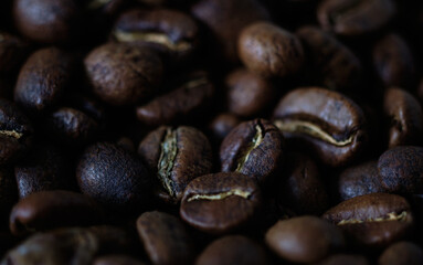 Close-up of roasted coffee beans, top view. Low key foto