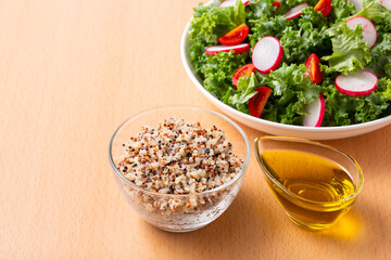 茹でたキヌアとケールサラダ