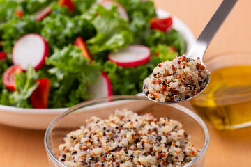 茹でたキヌアをスプーンで掬う