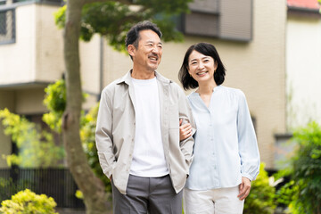 散歩をする熟年夫婦　ライフスタイルイメージ