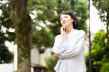 外で立っているミドル女性　ライフスタイルイメージ