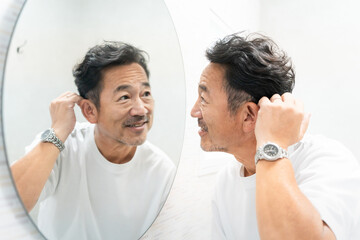 Obraz premium ヘアチェックをするミドル男性 ビューティーイメージ