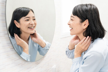 ヘアケアをするミドル女性　ビューティーイメージ