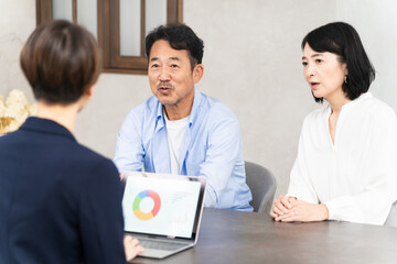 熟年夫婦と保険外交員　ビジネスイメージ