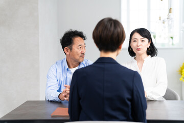 熟年夫婦と保険外交員　ビジネスイメージ