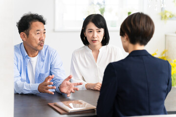 熟年夫婦と保険外交員　ビジネスイメージ