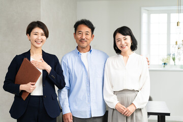 熟年夫婦と保険外交員　ビジネスイメージ