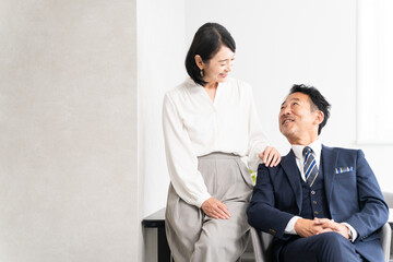 ミドル男性と女性のポートレート　ビジネスイメージ
