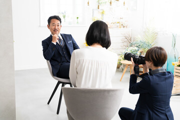 インタビューを受けるミドル男性　ビジネスイメージ