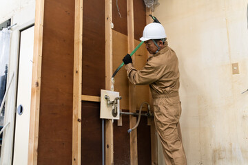 建設現場で働くミドル男性　