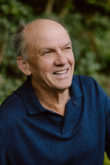 Obraz premium Close-up of senior man laughing joyfully outdoors in Oregon.