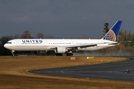 United Airlines Boeing 767-400 at Frankfurt Hahn Airport