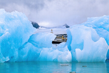 Ship by the ice on Svalbard © Lars Johansson