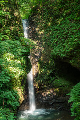 涼しげな岩室の滝