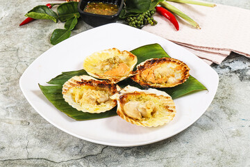 Griiled scallops in shell with cheese