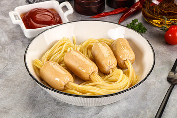 Dietary baby chicken sausage with spaghetti