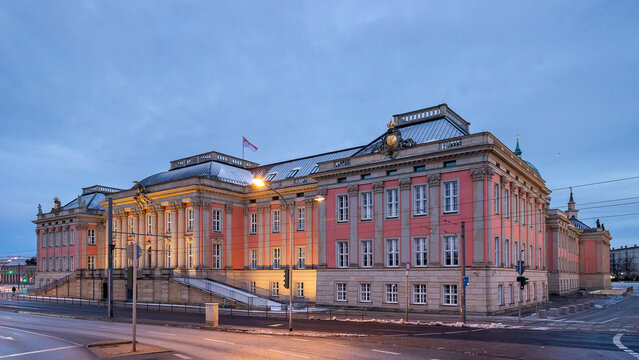 Landtagsgeb&auml;ude in Potsdam, Deutschland, bei D&auml;mmerung. Das Geb&auml;ude dient als Sitz des Landtags Brandenburg 