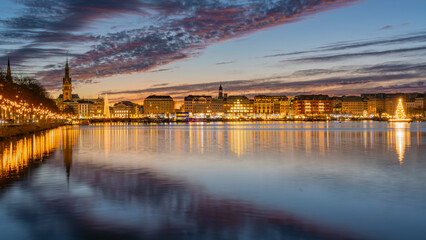 Obraz premium Blick auf die Binnenalster in Hamburg während der Weihnachtszeit am Abend, horizontal