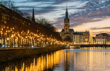 Blick auf die Binnenalster in Hamburg während der Weihnachtszeit am Abend, horizontal