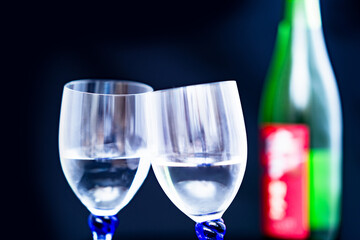 日本酒 純米大吟醸 薫酒 冷酒 を ワイングラス で 乾杯 【 お酒 を 楽しむ イメージ 】