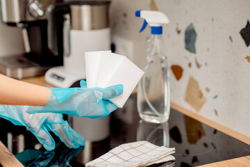 Cleaning the induction hob with detergent and sponges